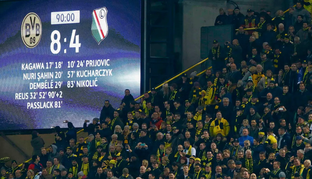 Para suporter Dortmund merayakan kemenangan tim kesayangannya saat berhadapan Legia Warszawa pada pertandingan Grup F Liga Champiosn di Signal Iduna Park, Jerman (23/11). Dortmund menang telak atas Legia dengan skor 8-4. (REUTERS/Wolfgang Rattay)