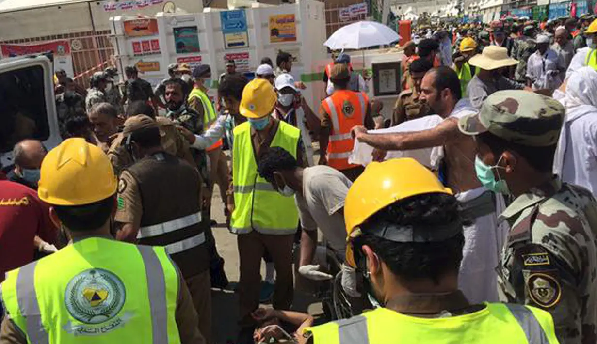 Petugas Saudi mencoba untuk menyelamatkan peziarah yang menjadi korban saat akan melempar jumroh, Mina, Kamis (24/9/2015). 220 Jemaah haji dikabarkan meninggal setelah terinjak-injak saat berebutan untuk melempar jumroh. (Reuters) 