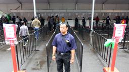 Suasana booth penukaran tiket laga FIFA Matchday Timnas Indonesia melawan Argentina yang terletak di Gedung Serba Guna Senayan, Jakarta, Jumat (16/06/2023). Penukaran tiket Timnas Indonesia Vs Argentina dimulai pukul 10.00-17.00 WIB hingga hari Senin (19/06/2023) siang. (Bola.com/Bagaskara Lazuardi)