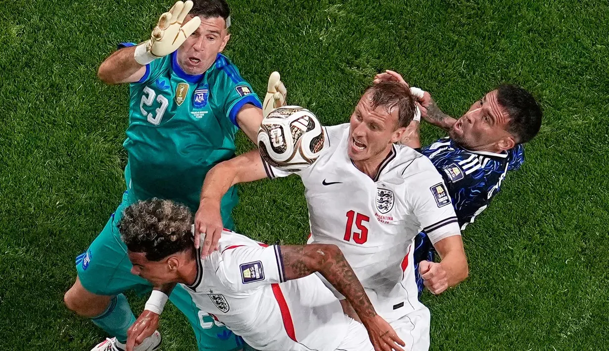 Pemain Inggris Nico O'Reilly  dan Dan Burn berebut bola melawan pemain Argentina Emiliano Martínez Nicolás Otamendi selama pertandingan semifinal Piala Dunia antara Inggris dan Argentina di Atlanta, Rabu, 15 Juli 2026. (AP Photo/George Walker IV)