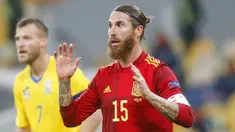 Bek Spanyol, Sergio Ramos, saat melawan Ukraina pada laga UEFA Nations League di Stadion Olimpiyskiy, Rabu (14/10/2020). Ukraina menang dengan skor 1-0. (AP/Efrem Lukatsky)