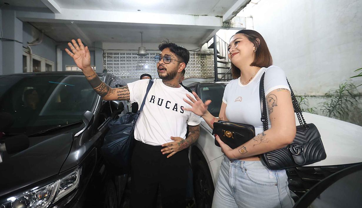 Istri Onadio Leonardo alias Onad, Beby Prisillia berharap menjadi pribadi yang lebih bijak bagi keluarga. Tampak dalam foto, aktor sekaligus musisi, Onadio Leonardo atau akrab disapa Onad (kanan) bersama istrinya, Beby Prisillia sesaat sebelum meninggalkan panti rehabilitasi Yayasan Pemulihan Natura Indonesia di kawasan Lebak Bulus, Jakarta Selatan, Rabu (28/1/2026). (Kapanlagi.com/Budy Santoso)