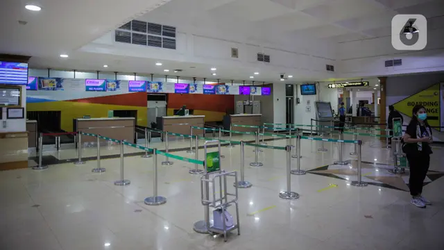 FOTO: Dampak Corona, Jumlah Penumpang di Bandara Halim dan Soetta Turun 30 Persen
