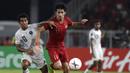 Bek Timnas Indonesia, Gavin Kwan, berusaha mengejar bola saat melawan Timor Leste pada laga Piala AFF 2018 di SUGBK, Jakarta, Selasa (13/11). Indonesia menang 3-1 atas Timor Leste. (Bola.com/Yoppy Renato)