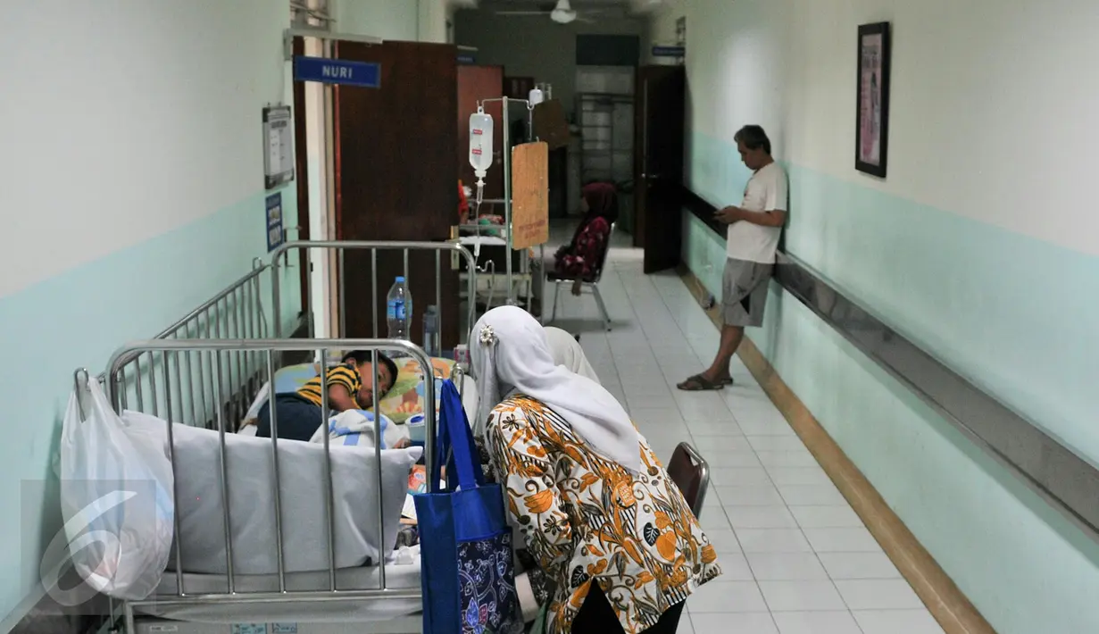 Pasien DBD anak-anak di RSUD kota Depok terpaksa harus di rawat di selasar rumah sakit akibat terbatasnya tempat tidur di rumah sakit, Depok, Selasa (9/2/2016). (Liputan6.com/Yoppy Renato)