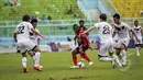 Empat pemain Mitra Kukar berusaha mengepung Boaz Solossa saat laga di SCM Cup 2015. Persipura menang 4-1 atas Mitra Kukar, Stadion Kanjuruhan Malang, Selasa (20/1/2015). (Liputan6.com/Faizal Fanani)