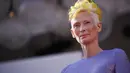 Tilda Swinton berpose untuk fotografer saat tiba untuk pemutaran film "The Eternal Daughter" selama Venice Film Festival 2022 ke-79 di di Lido di Venesia, Italia (6/9/2022). Aktris berusia 61 tahun itu  mengambil alih karpet merah dalam gaun lavender yang mempesona. (AFP/Tiziana Fabi)