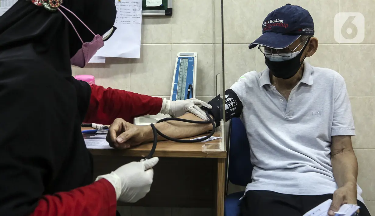 Warga menjalani pemeriksaan kondisi kesehatan saat pelaksanaan vaksinasi booster COVID-19 di Puskesmas Cilandak, Jakarta, Rabu (12/1/2022). Kelompok prioritas penerima vaksinasi booster COVID-19 adalah orang lanjut usia (lansia) dan penderita immunokompromais. (Liputan6.com/Johan Tallo)