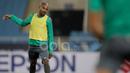 Kapten Timnas Indonesia, Boaz Solossa, memimpin rekan-rekannya pemanasan saat latiihan resmi terakhir jelang melawan Vietnam dalam laga leg kedua semifinal Piala AFF 2016 di Stadion My Dinh, Hanoi, Vietnam, Selasa (6/12/2016). (Bola.com/Peksi Cahyo)