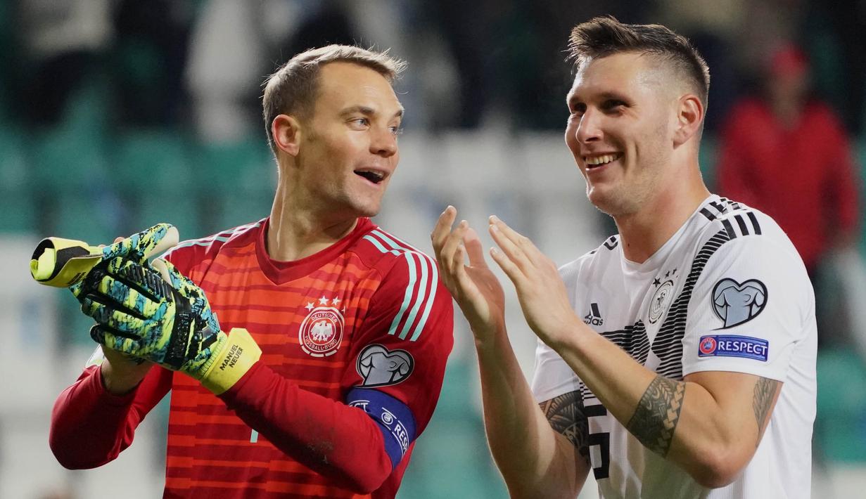 Pemain Jerman, Manuel Neuer dan Niklas Suele, merayakan kemenangan atas Estonia pada laga Kualifikasi Piala Eropa 2020 di Talinn, Minggu (13/10). Estonia kalah 0-3 dari Jerman. (AFP/Janek Skarzynski)