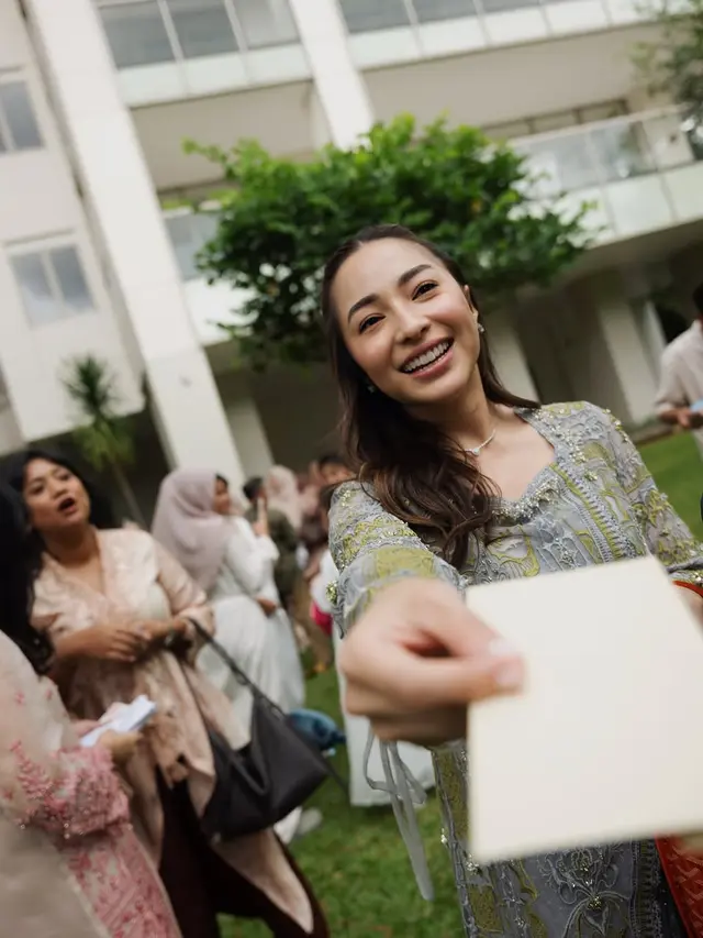 6 Potret Keluarga Nikita Willy Bagi-Bagi THR Lebaran, Seru dan Penuh Kehangatan