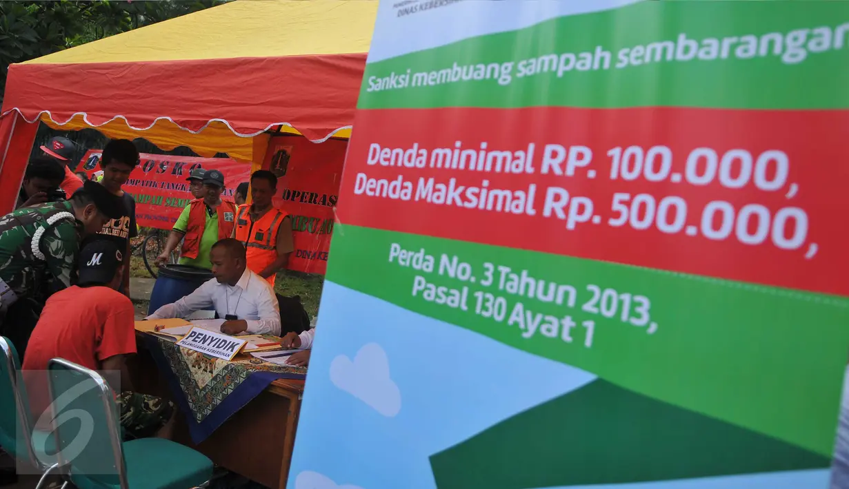 Seorang warga menjalani sidang karena buang sampah sembarangan di kawasan Bundaran HI, Jakarta, (24/4). Menurut Perda No.3 Tahun 2013 Denda minimal Rp. 100.000 dan maksimal Rp. 500.000 untuk buang sampah sembarangan. (Liputan6.com/ Gempur M Surya)