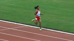 Pelari putri Indonesia Triyaningsih berlari sendiri, tak terkejar lawan. (Bola.com/Arief Bagus)