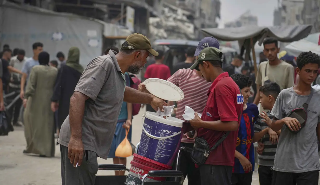 Kelangkaan air bersih di Gaza disebabkan hancurnya sistem air dan sanitasi sejak Israel memulai aksi militer terhadap Hamas pada Oktober 2023 silam. (AP Photo/Jehad Alshrafi)
