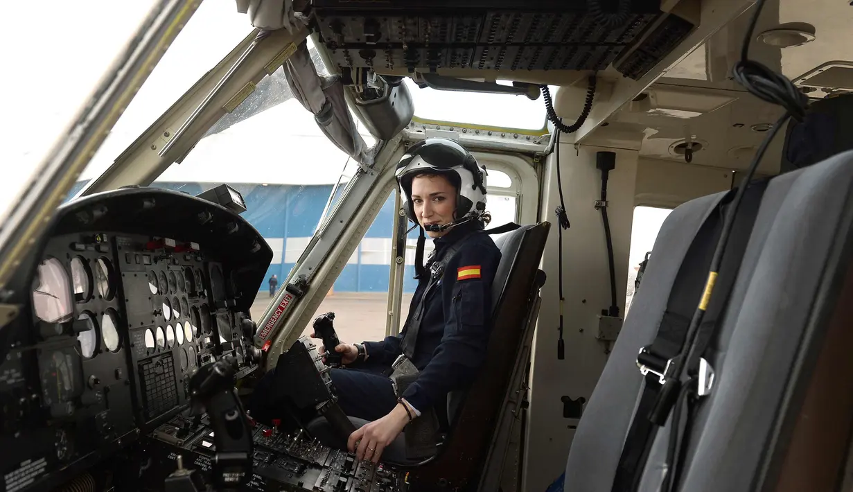 Carla Rozalen berada di dalam helikopter utilitas bermesin ganda Bell 412 di FAASA Group di Palma del Rio, Cordoba (27/2). Carla merupakan satu-satunya pilot wanita Grup Faasa dan bekerja menangani kebakaran hutan.  (AFP Photo/Cristina Quicler)