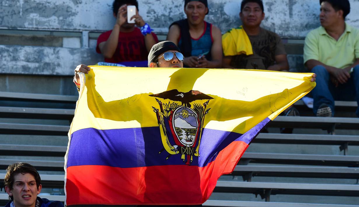 Suporter Ekuador mengibarkan bendera Ekuador saat timnya melawan Brasil pada partai pembuka Copa Amerika 2016 di Stadion Rose Bowl, Pasadena, California, Amerika Serikat, (5/6/2016) WIB. (AFP/Frederic J. Brown)