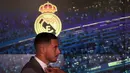 Gelandang Real Madrid, Eden Hazard, usai perkenalan dirinya di Stadion Santiago Bernabeu, Madrid, Kamis (13/6). Dirinya didatangkan Madrid dari Chelsea dengan kontrak lima musim. (AFP/Gabriel Bouys)