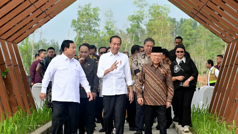 Presiden Joko Widodo atau Jokowi mengajak menteri kabinetnya keliling di Ibu Kota Nusantara (IKN), Kalimantan Timur, Senin (12/8/2024)