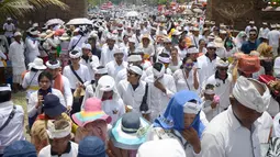 Ribuan umat Hindu mengikuti ritual Melasti di Pantai Petitenget, Denpasar, Bali, Senin (4/3). Ritual ini dilakukan sebagai instrospeksi dan mensucikan diri jelang tawur kesanga dan catur berata penyepian. (SONNY TUMBELAKA/AFP)