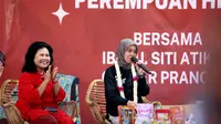Istri calon presiden Ganjar Pranowo, Siti Atikoh Supriyanti, berdialog dengan pelaku UMKM di sebuah restoran, Jalan Griya Mutiara Asri, Kalisapu, Slawi, Kabupaten Tegal, Jawa Tengah, Jumat (29/12/2023). (Liputan6.com/Delvira Hutabarat)
