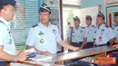 Pangkoopsau I, Marsekal Muda TNI Dede Rusamsi meninjau ruang dispacht, Skadron Udara 7 Lanud Suryadarma sebagai pos pengendalian dan pelaksanaan kegiatan penerbangan Pesawat Helikopter jenis EC 120 Colibri dan Bell 47 G Solooy.