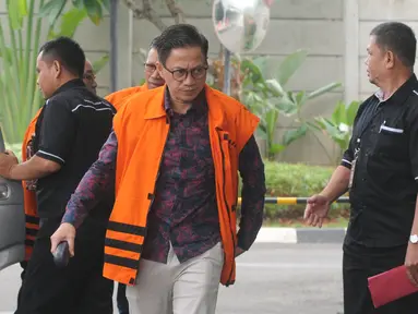 Mantan anggota DPRD Kota Malang, Harun Prasojo tiba untuk menjalani pemeriksaan di Gedung KPK, Jakarta, Senin (12/11). Harun dan dua anggota DPRD Malang kembali diperiksa atas kasus dugaan suap pembahasan APBD-P Tahun  2015. (Merdeka.com/Dwi Narwoko)