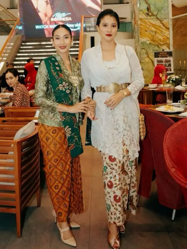 Tampil Kompak, Ini 7 Potret Persahabatan Happy Salma dan Marcella Zalianty
