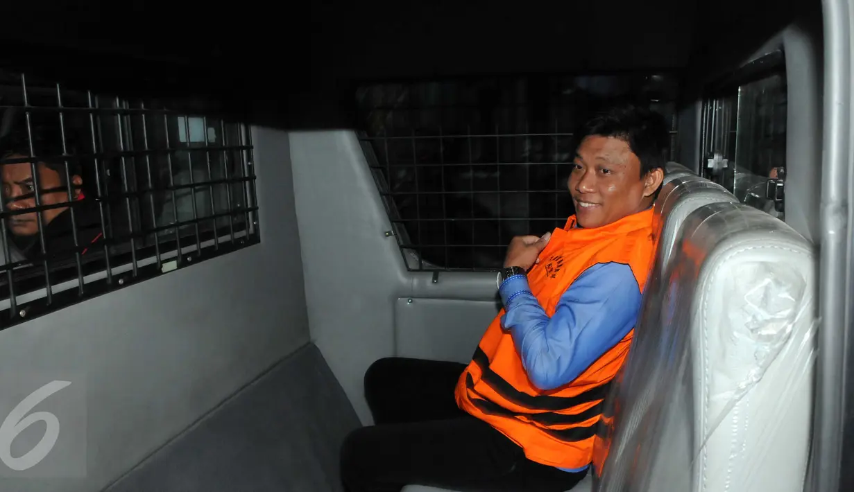 Ketua DPRD Muba Riamon Iskandar saat berada didalam mobil tahanan usai di tahan oleh komisi Pemberantasan Korupsi, Selasa (15/12). Ia terkait Persetujuan Laporan Keterangan Pertanggung jawaban 2014 dan Pengesahan APBD 2015. (Liputan6.com/Helmi Afandi)