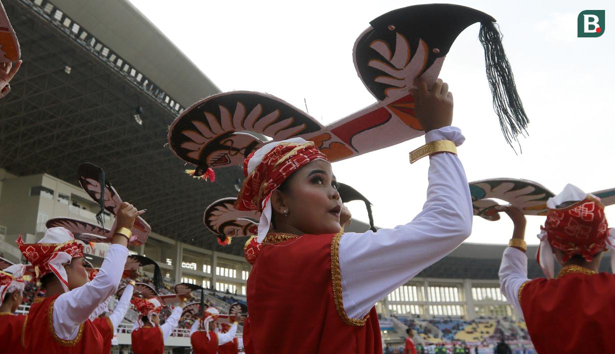 Lirikan mata seorang penari kuda lumping yang ikut serta memeriahkan acara Pembukaan Piala Presiden 2022 di Stadion Manahan, Solo, Jawa Tengah, Sabtu (11/6/2022). (Bola.com/Arief Bagus)