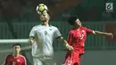 Pemain depan Indonesia U-23, Ilija Spasojevic (tengah( berebut bola dengan gelandang Korea Utara, Kang Kuk Chol pada laga PSSI Anniversary Cup 2018 di Stadion Pakansari, Kab Bogor, Senin (30/4). Laga berakhir imbang 0-0. (Liputan6.com/Helmi Fithriansyah)