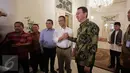 Gubernur DKI Basuki T Purnama atau Ahok dan Cagub DKI, Anies Baswedan melakukan salam komando sebagai bentuk persahabatan di Balai Kota DKI Jakarta, Kamis (20/4). Kedatangan Anies ke Balai Kota untuk menemui Ahok. (Liputan6.com/Faizal Fanani)