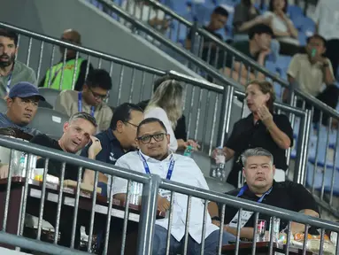 Pelatih Timnas Indonesia, John Herdman (kedua kiri, baris depan) saat menyaksikan laga Dewa United kontra Borneo FC Samarinda pada pertandingan pekan ke-22 BRI Super League 2025/2026 di Indomilk Arena, Tangerang, Banten, Minggu (22/2/2026) malam WIB. Jelang FIFA Series 2026, pelatih Timnas Indonesia, John Herdman, kembali melakukan safari. (Bola.com/M Iqbal Ichsan)
