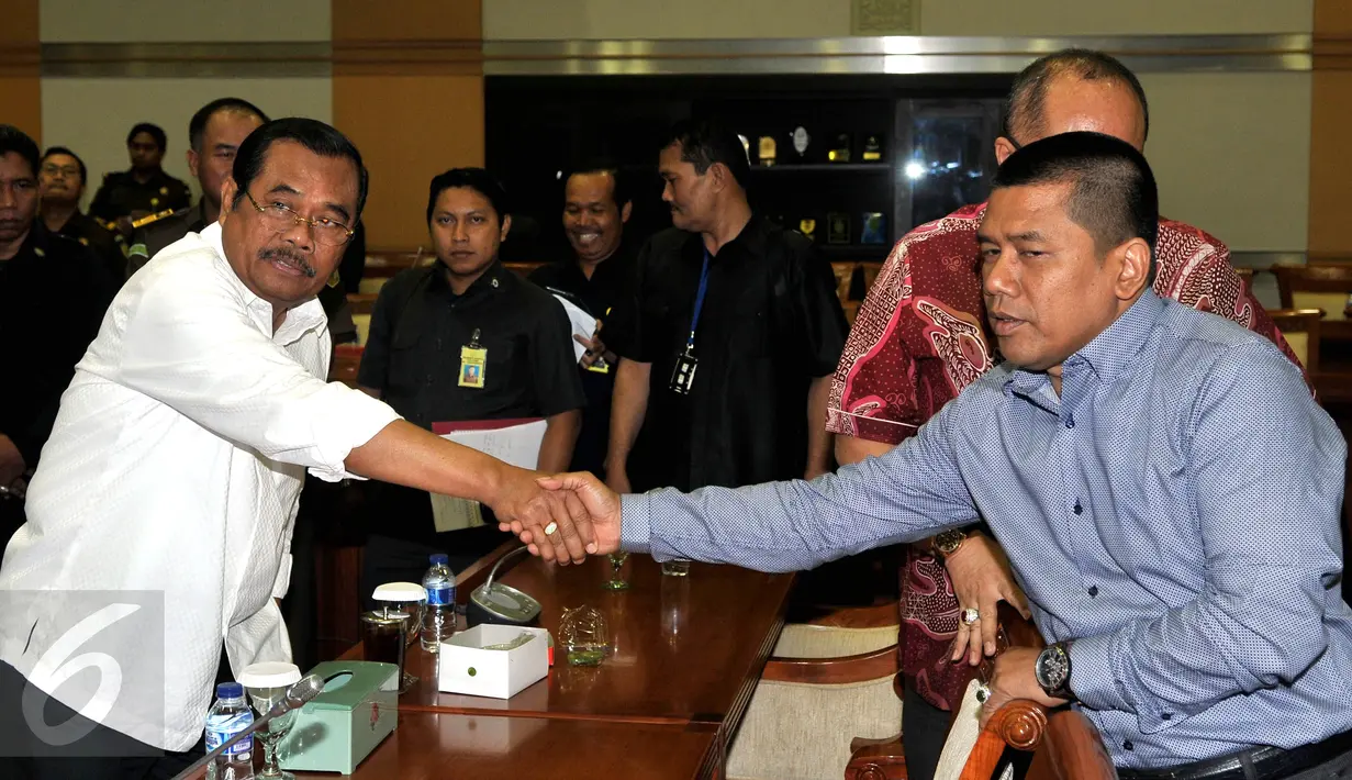 Jaksa Agung HM Prasetyo (kiri) usai melakukan rapat kerja dengan Komisi III DPR di Komplek Parlemen, Jakarta, Kamis (17/9/2015). Rapat itu membahas anggaran Kejaksaan Agung Tahun 2016. (Liputan6.com/Johan Tallo)