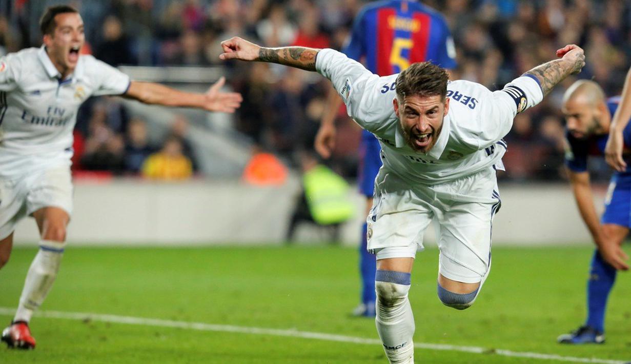 Pada injury time, Real Madrid akhirnya mampu menyamakan kedudukan melalui gol sundulan Sergio Ramos. Gol tersebut diciptakan Ramos setelah memanfaatkan umpan tendangan pojok Luka Modric. (AFP/Pau Barrena)