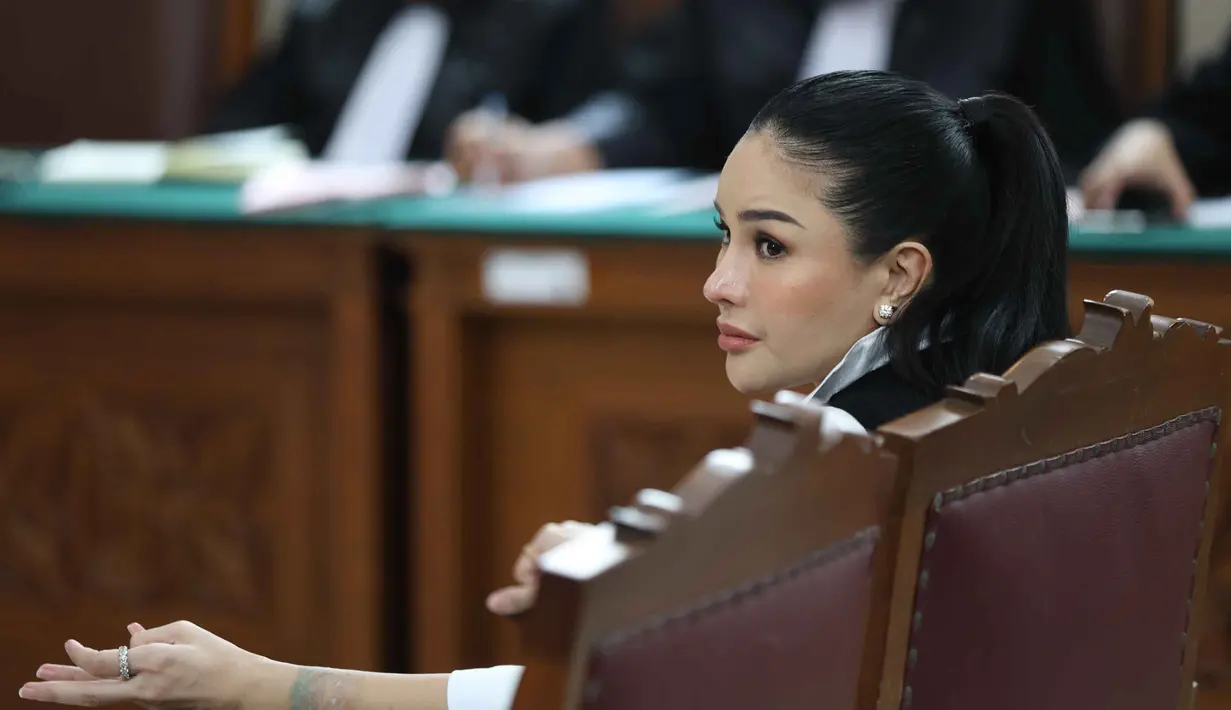 Sebelumnya, Nikita Mirzani dan asistennya, Ismail Marzuki, didakwa atas dugaan pemerasan terhadap dr. Reza Gladys, pemilik produk Glafidsya. (Kapanlagi.com/Budy Santoso)