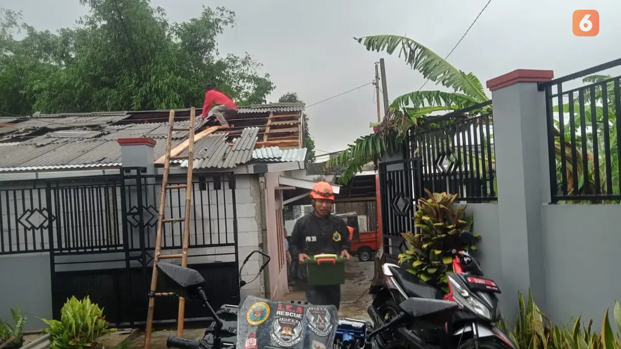 BPBD Kota Sukabumi saat membantu rumah warga terdampak angin puting beliung di Kota Sukabumi (Liputan6.com/Fira Syahrin)