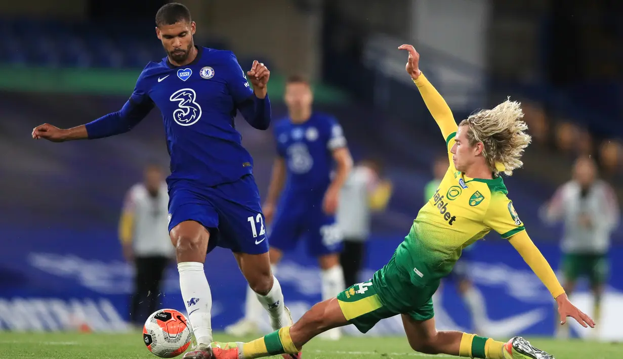 Penyerang Chelsea, Ruben Loftus-Cheek berusaha melewati pemain Norwich City, Todd Cantwell pada pertandingan lanjutan Liga Inggris di Stamford Bridge, London, Inggris (14/7/2020). Chelsea menang tipis 1-0 atas Norwich. (AP Photo/Adam Davy,Pool)