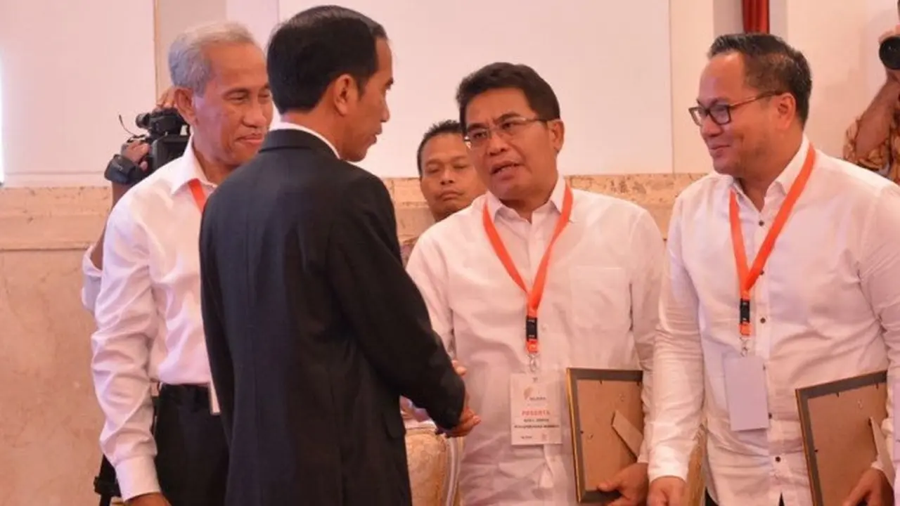 CEO PT Telkom Alex J. Sinaga (kedua kanan) memperoleh ucapan selamat dari Presiden Jokowi dalam pembukaan ELP-1 yang diselenggarakan Kementerian BUMN di Istana Negara, Jakarta, Rabu (25/1/2017). (Foto: Biro Pers Istana) 