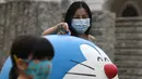 Orang-orang mengunjungi pameran "Doraemon's Time-Travelling Adventures in Singapore" yang digelar di Museum Nasional Singapura pada 3 November 2020. Pameran ini akan berlangsung hingga 27 Desember 2020. (Xinhua/Then Chih Wey)