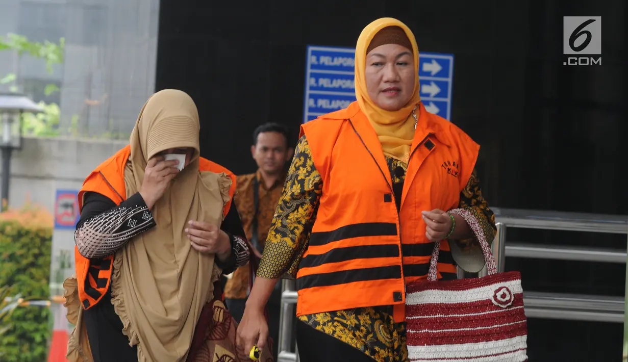 Tersangka Anggota DPRD Kota Malang Asia Iriani (kanan) dan Een Ambarsari (kiri) tiba di Gedung KPK, Jakarta, Rabu (21/11). Asia dan Een diperiksa sebagai tersangka. (Merdeka.com/Dwi Narwoko)