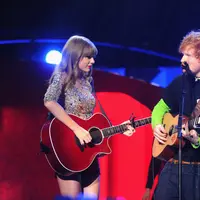 Ed Sheeran dan Taylor Swift (AFP / Jamie McCarthy / GETTY IMAGES NORTH AMERICA)