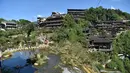 Para wisatawan menikmati waktu santai di objek wisata Kota Furong di Wilayah Yongshun, Provinsi Hunan, China tengah (2/8/2020). Dengan menerapkan sejumlah langkah pencegahan epidemi, objek wisata tersebut mencatat peningkatan kunjungan turis selama liburan musim panas. (Xinhua/Chen Sihan)