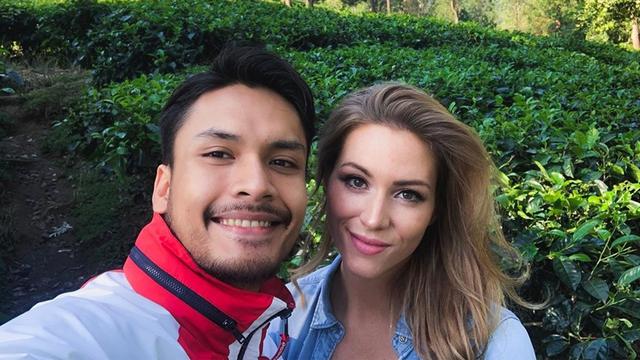 Randy Pangalila dan istri bulenya