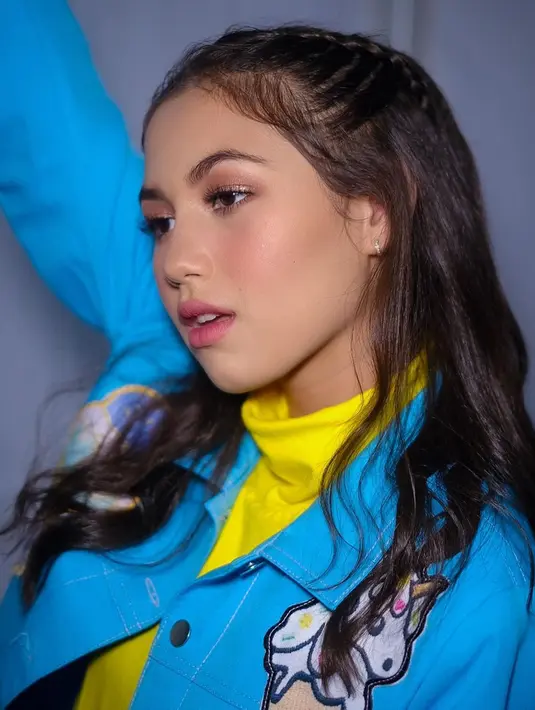 Seperti saat ia tampil menjadi model ini. Ia tampil dengan riasan mata yang lebih mencolok dari biasanya. (Liputan6.com/IG/@saskiachadwick_)