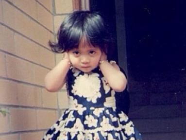 Tak hanya saat momen ulang tahun, Rachel Vennya beberapa kali unggah foto masa kecilnya di Instagram untuk mengenang momen. Foto Rachel Vennya kecil ini disebut sangat mirip dengan Chava, mulai dari wajah, pipi gembulnya hingga rambutnya. Bak pinang dibelah dua dengan anak keduanya itu, apalagi jika fotonya disandingkan, Rachel Vennya kecil memang mirip bak kembar dengan Chava. (Liputan6.com/IG/@rachelvennya)