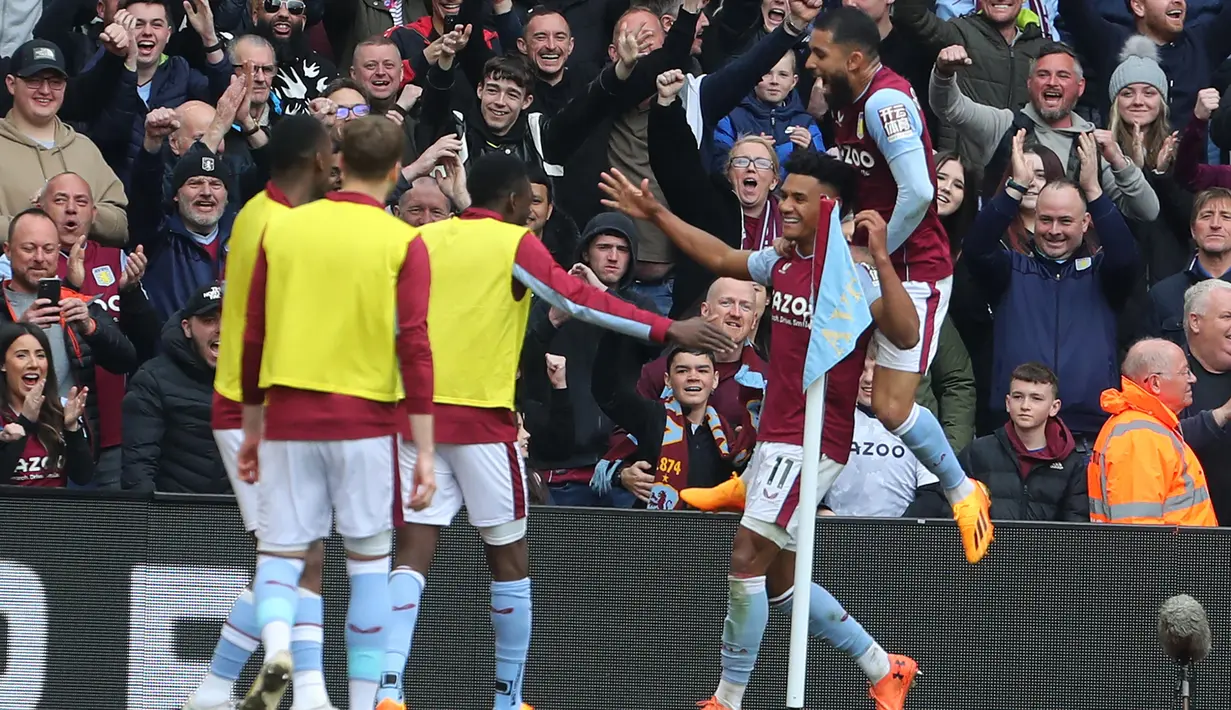 Selebrasi para pemain Aston Villa setelah mencetak gol ketiga ke gawang Newcastle United melalui Ollie Watkins (kedua kanan) pada laga lanjutan Liga Inggris 2022/2023 di Villa Park, Birmingham (15/4/2023). (AFP/Geoff Caddick)