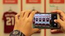 Pengunjung mengabadikan gambar jersey Legenda Liverpool pada acara LFC World Tour Jakarta di Mal Taman Angrek, Jakarta (08/03/2018). Kegiatan tersebut untuk membawa Liverpool lebih dekat kepada fans. (Bola.com/Nick Hanoatubun)