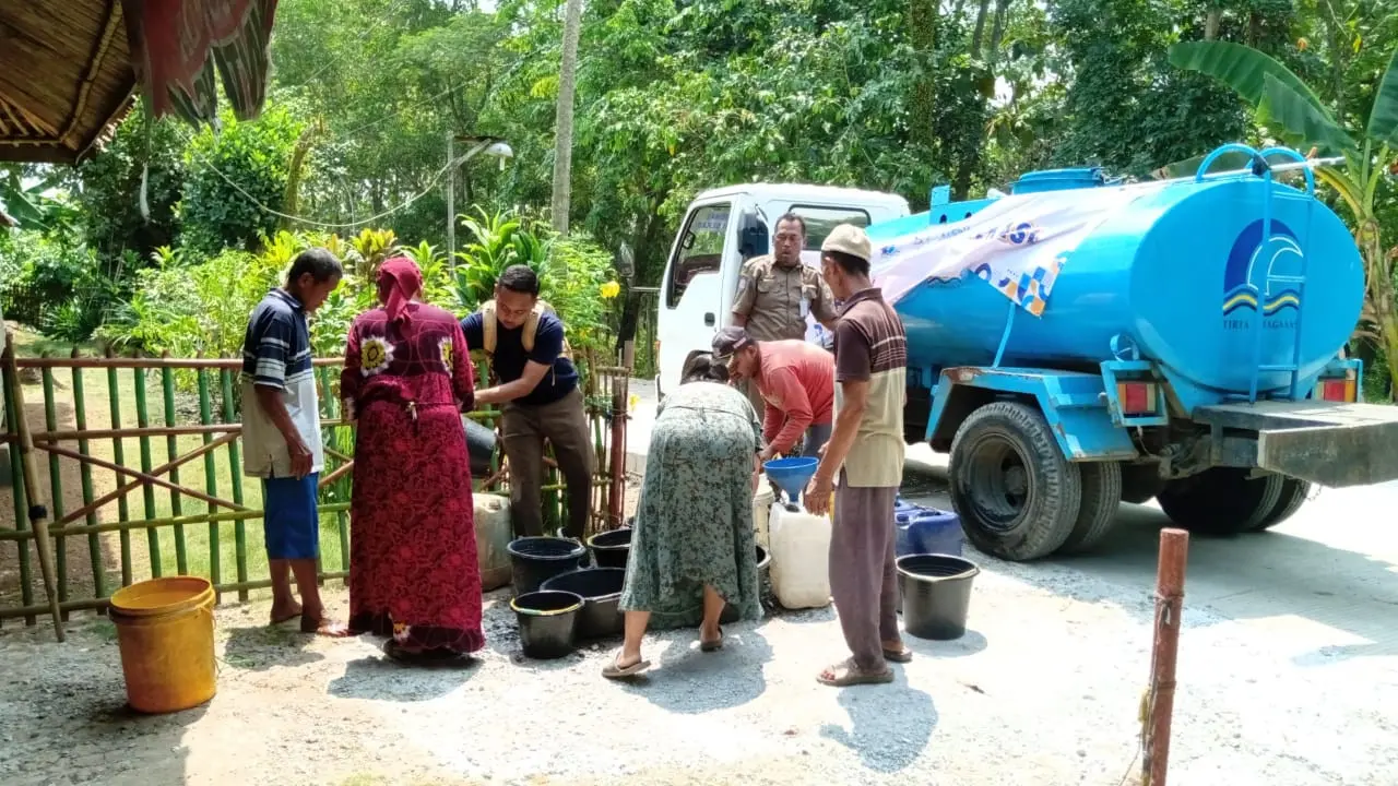 BPBD Kabupaten Bekasi bekerjasama dengan PDAM Tirta Bhagasasi menyalurkan bantuan air bersih kepada warga terdampak kekeringan di Kampung Cikurba, Desa Karangmulya, Bojongmangu, Kabupaten Bekasi.