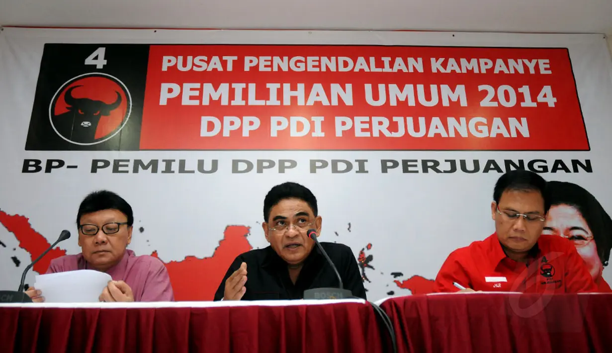 Di Jakarta, (17/8/2014), Ketua DPP PDI-P, Andreas Parera (tengah), memberikan keterangan perihal pelaksanaan Rakernas yang akan berlangsung di Semarang pada 19-21 September 2014 mendatang. (Liputan6.com/Helmi Fithriansyah)