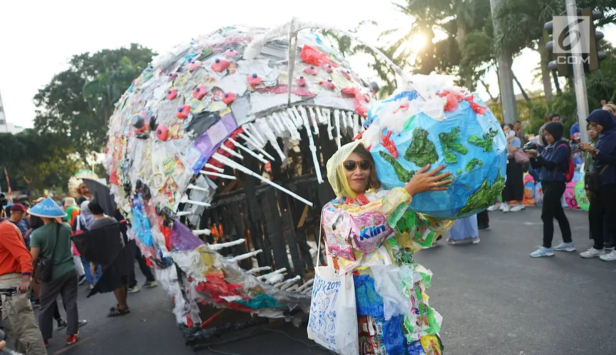 Sejumlah aktivis lingkungan mengarak monster plastik saat pawai 'Bebas Plastik' di kawasan MH Thamrin menuju Taman Aspirasi Monas, Jakarta, Minggu (21/7/2019). Pawai ditujukan sebagai kampanye tentang bahaya kantong plastik bagi ekosistem baik di laut maupun di darat (Liputan6.com/Immanuel Antonius)
